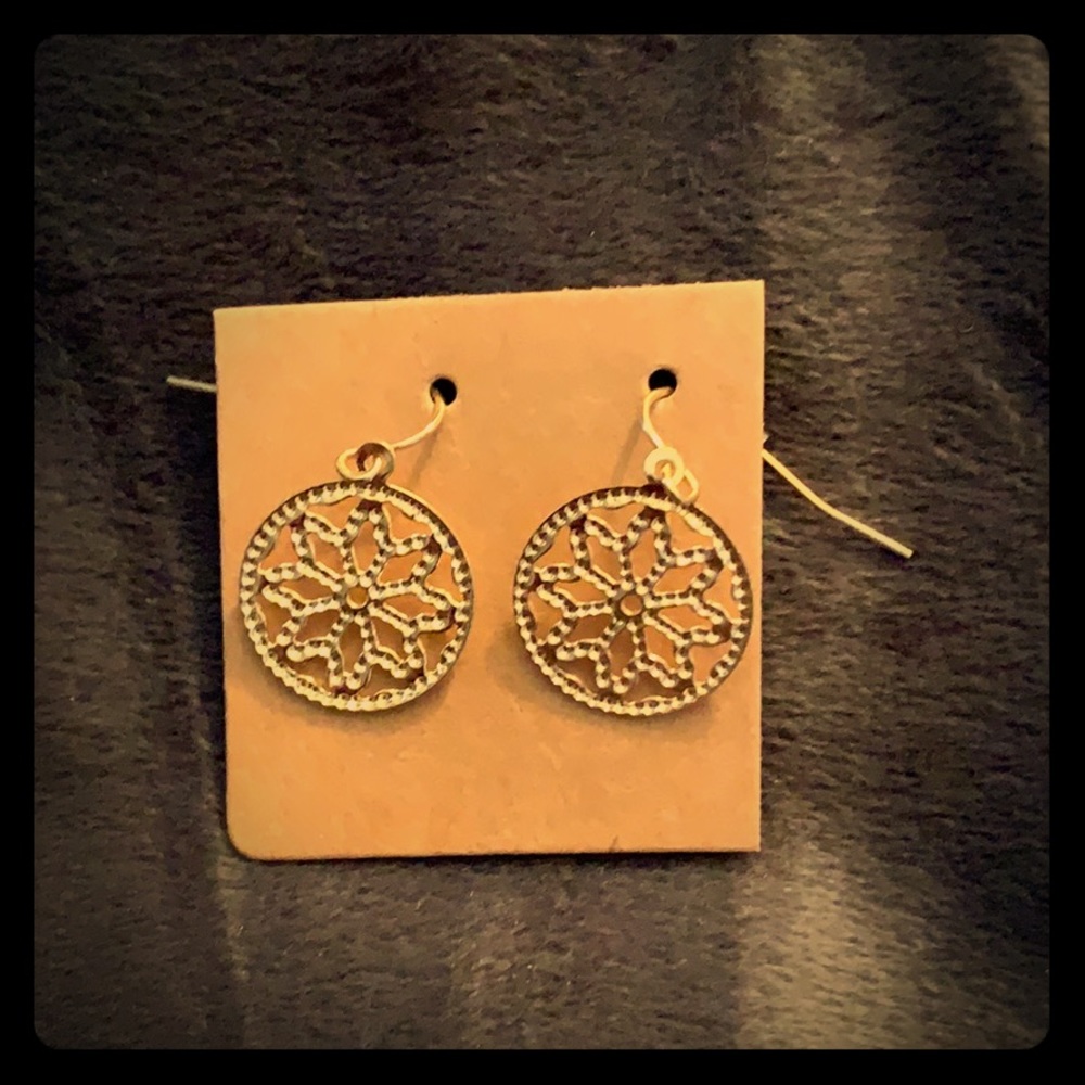 Gold tone fashion earrings